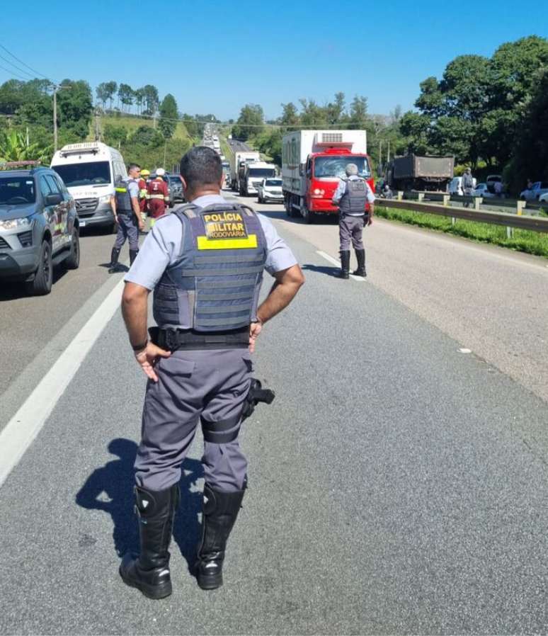 Rodovia Raposo Tavares foi interditada durante tiroteio entre PM e suspeitos.