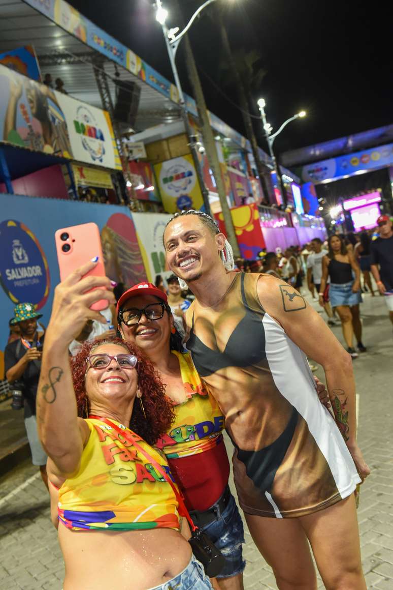 O ator Silvero Pereira se diverte em meio aos foli&otilde;es no carnaval de Salvador