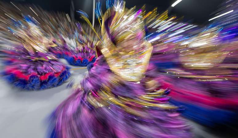 Veja fotos do desfile da Rosas de Ouro, no Samb&oacute;dromo do Anhembi, em S&atilde;o Paulo