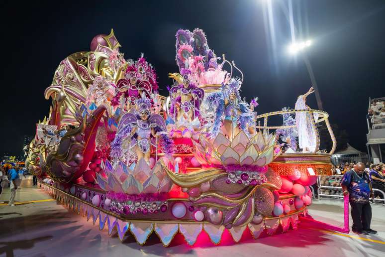 Veja fotos do desfile da Rosas de Ouro, no Samb&oacute;dromo do Anhembi, em S&atilde;o Paulo