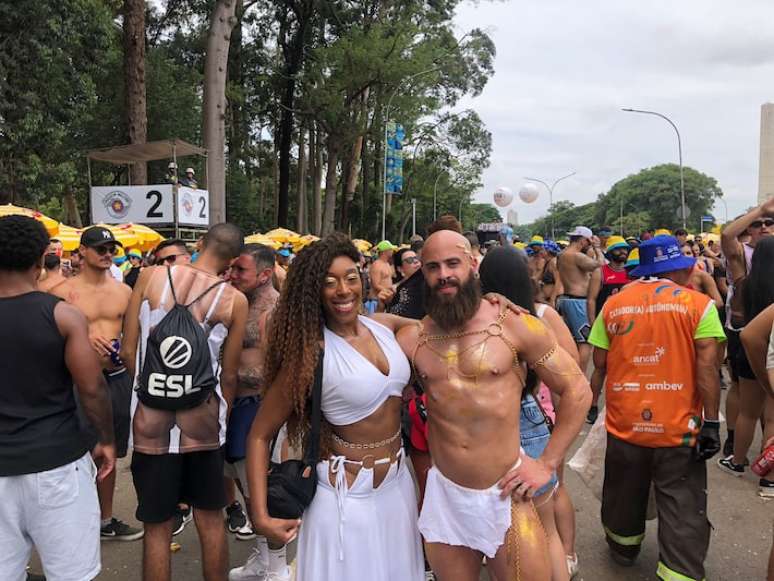 O criador de conte&uacute;do Dante Greco e a psicopedagoga Brenda Santos, vestidos em homeagem ao nome do bloco.