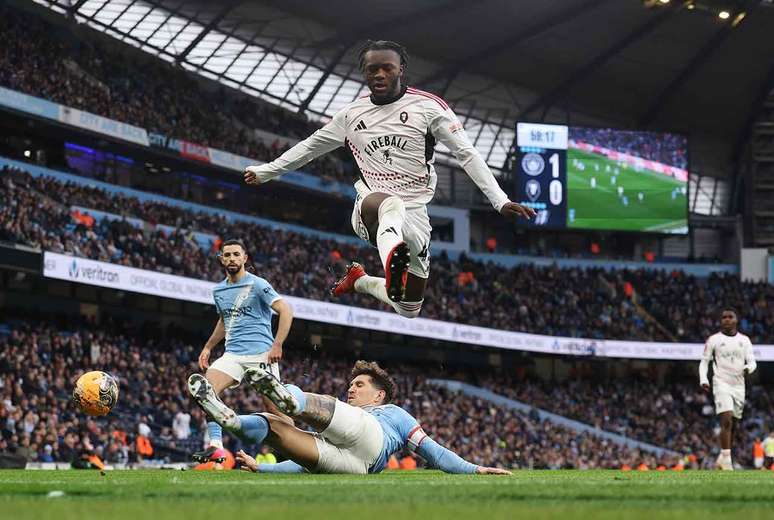 John Stones chega a tempo e, no carrinho,&nbsp; evita que Rosaire Longelo, do Salford City, leve a melhor.