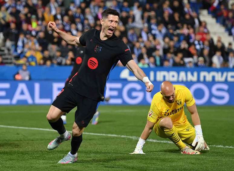 Lewandowski em campo com a camisa do Barcelona (Photo by Denis Doyle/Getty Images)