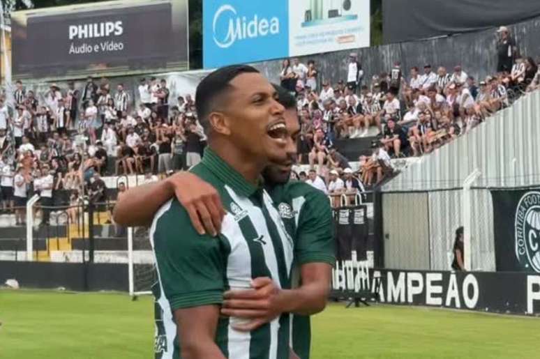 Pedro Rocha comemora um dos seus gols no empate entre Oper&aacute;rio e Coritiba &ndash;