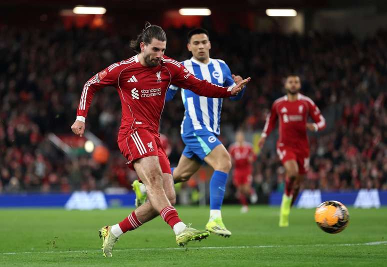 Szoboslai tenta a finaliza&ccedil;&atilde;o para o gol.