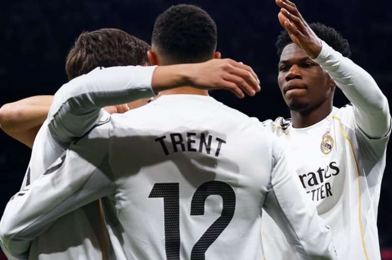 Real celebra. Afinal, fez 4 a 1 na Real Sociedad. Assim, assume, pelo menos at&eacute; segunda-feira, quando o Bar&ccedil;a vai a campo. Reprodu&ccedil;&atilde;o/ Instagram