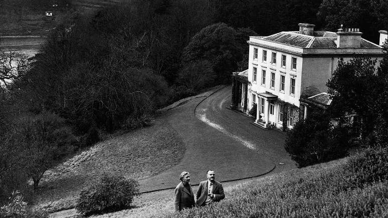 A escritora Agatha Christie e seu marido, o arque&oacute;logo Max E. L. Mallowan, posam em 1946 nos jardins de sua casa, Greenway House, em Devonshire, na Inglaterra