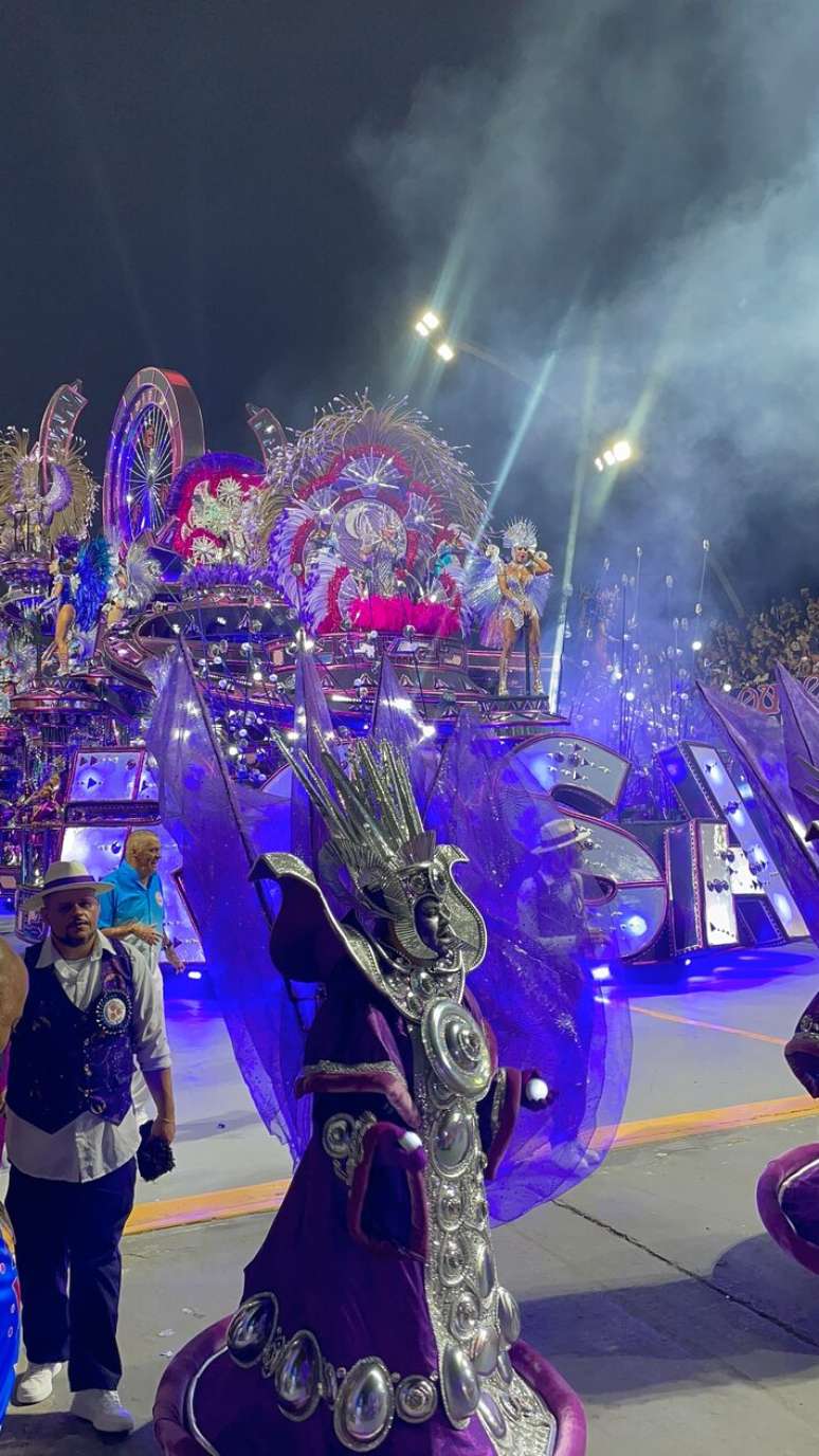 Rosas de Ouro come&ccedil;ou o desfile com menos 0,5 ponto, penalidade recebida por atraso na entrega da documeta&ccedil;&atilde;o.