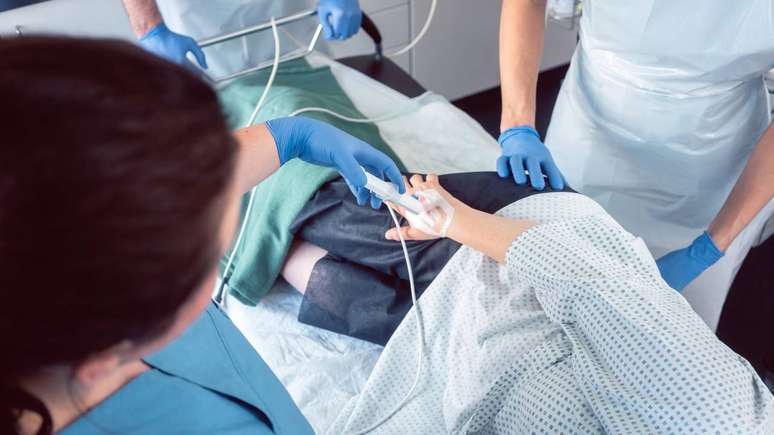 A colonoscopia: &eacute; o principal exame para rastreamento e diagn&oacute;stico, permitindo visualizar todo o intestino grosso e retirar p&oacute;lipos suspeitos &ndash; depositphotos.com / Kzenon