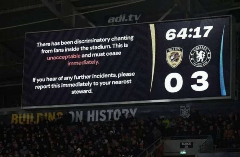 Reprodu&ccedil;&atilde;o de V&iacute;deo - Legenda: Placar do est&aacute;dio do Hull emite alerta para a torcida ap&oacute;s c&acirc;nticos homof&oacute;bicos