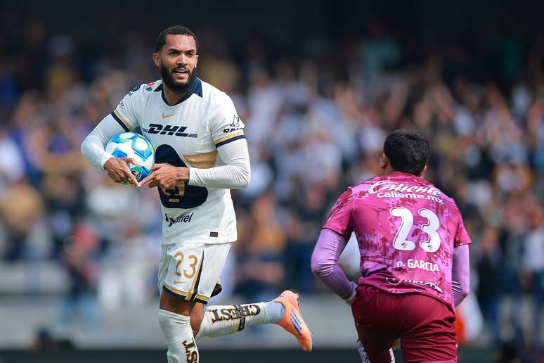 Juninho comemorando um gol pelo Pumas 