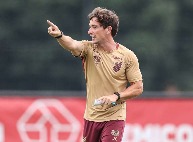 Portugu&ecirc;s comanda o Rubro-Negro em mais uma partida do Paranaense