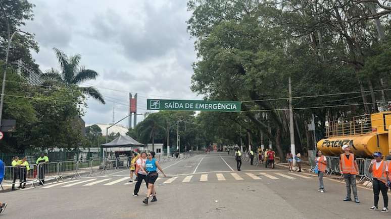 Prefeitura cria novas sa&iacute;das de emerg&ecirc;ncia sinalizadas por faixas na regi&atilde;o do Ibirapuera ap&oacute;s tumultos do fim de semana passado