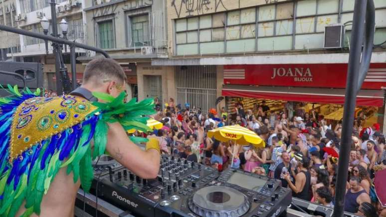 O Minhoqueens toca pop nacional e internacional e funk.