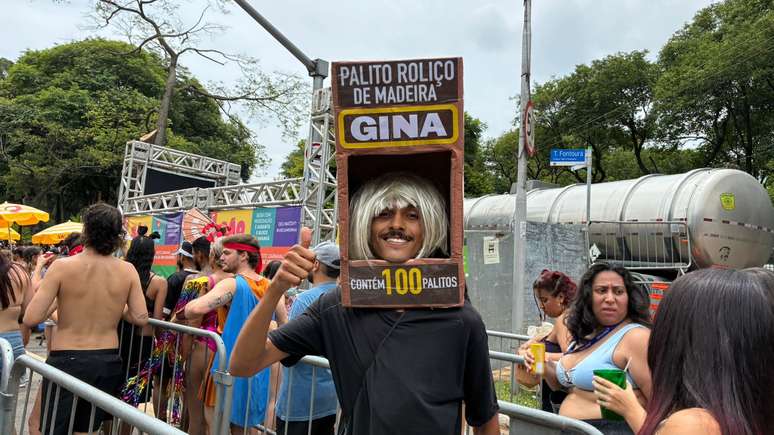 A famosa caixa de palitos de dente Gina mais uma vez marcou presen&ccedil;a no carnaval