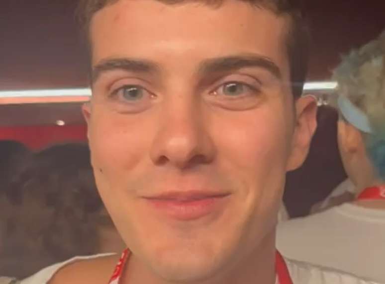 మొదటిసారిగా సాల్వడార్ కార్నివాల్‌ను ఆస్వాదిస్తూ, నటుడు కైయో మాన్‌హెట్ పూర్తి అనుభవాన్ని పొందాలని నిర్ణయించుకున్నాడు మరియు పాప్‌కార్న్‌లోకి ప్రవేశించాడు