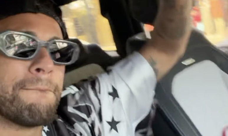 Neymar apareceu dan&ccedil;ando dentro do carro