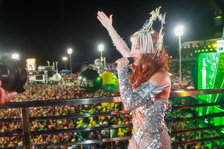 Fantasiada de Peixe, Anitta puxa trio el&eacute;trico em Salvador 