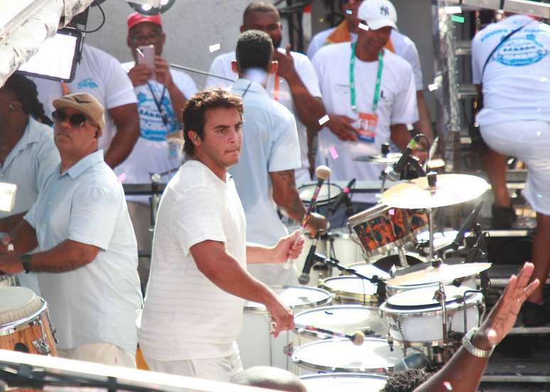 Marcelo Sangalo toca percuss&atilde;o em trio da Ivete 