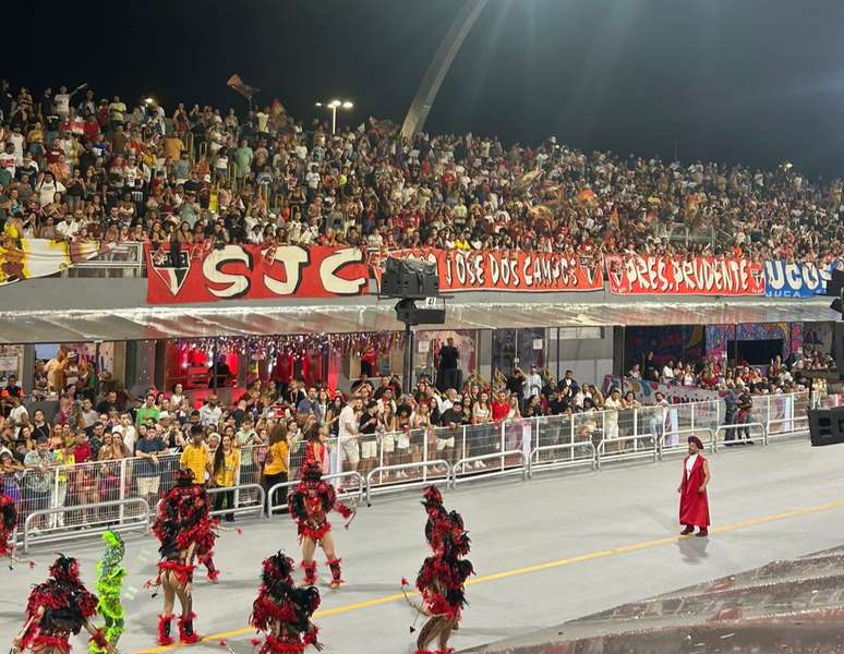 Torcedores do S&atilde;o Paulo apoiam desfile da Drag&otilde;es da Real