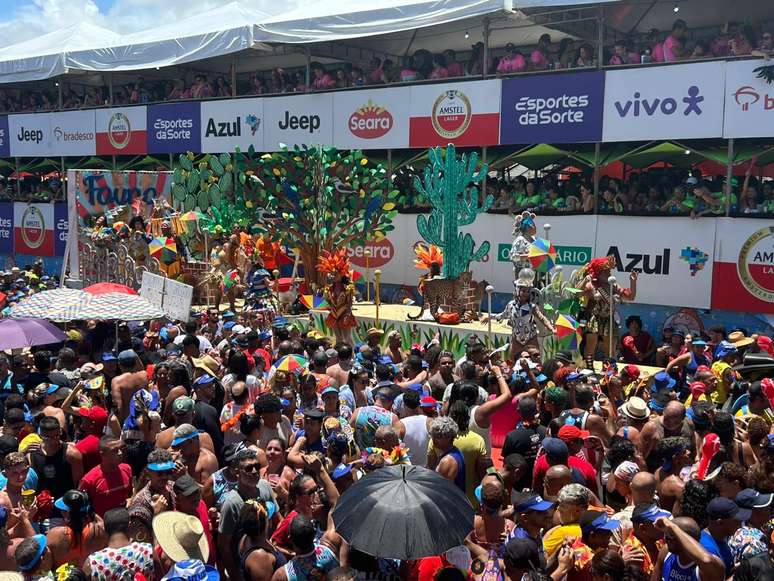Foli&otilde;es curtem no Recife (PE) o Galo da Madrugada, maior bloco de carnaval do mundo.