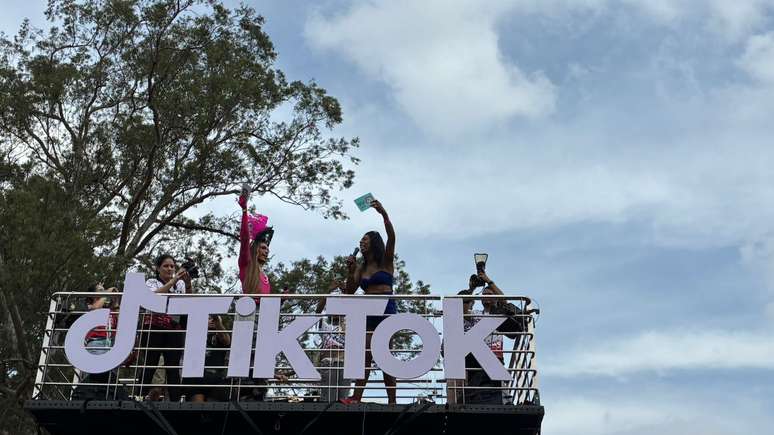 M&aacute;rcia Fu faz apari&ccedil;&atilde;o surpresa no trio, puxa &ldquo;bate-leque&rdquo; e &eacute; ovacionada