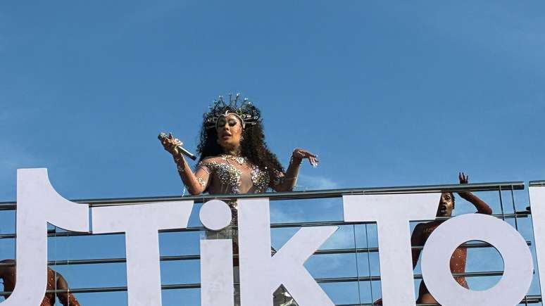 Gloria Groove se apresenta com o Bloco Agrada Gregos em SP