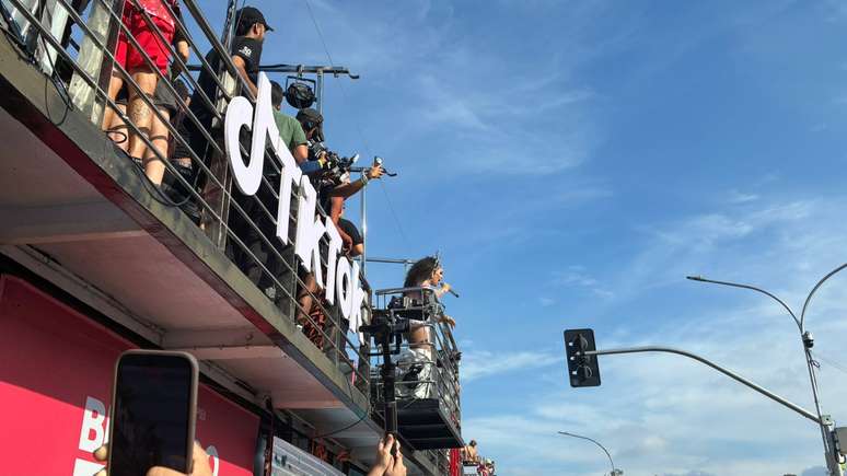 Gloria Groove durante apresenta&ccedil;&atilde;o em Bloco de SP