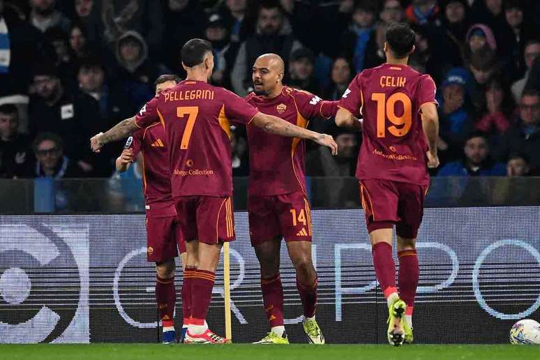 Malen comemora com os companheiros o gol que marcou para a Roma diante do Napoli. Mas no fim o placar ficou no 2 a 2.