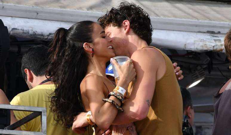 బ్రూనా మార్క్వెజైన్ మరియు షాన్ మెండిస్ సాల్వడార్ కార్నివాల్‌లో ప్రతిదీ పంపిణీ చేస్తున్నారు!