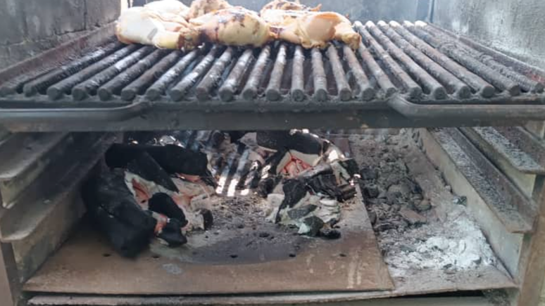 Cozinha improvisada de Elizabeth Contreras, que ir&aacute; fornecer alimentos prontos para tr&ecirc;s fam&iacute;lias do seu bairro