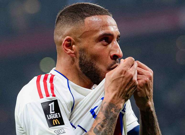 లియోన్‌కు టోలిస్సో స్కోరింగ్ తెరిచాడు.