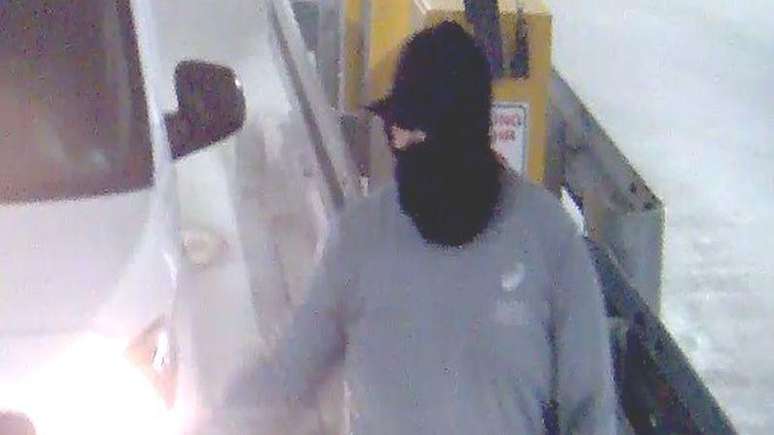 Imagens de c&acirc;meras de seguran&ccedil;a do dia 29 de dezembro mostram tr&ecirc;s homens encapuzados com dois ve&iacute;culos
