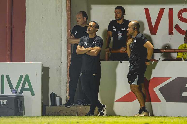 Lucas Gon&ccedil;alves, de bra&ccedil;os abertos, observa atentamente a performance da equipe alvinegra contra o Itabirito &ndash;