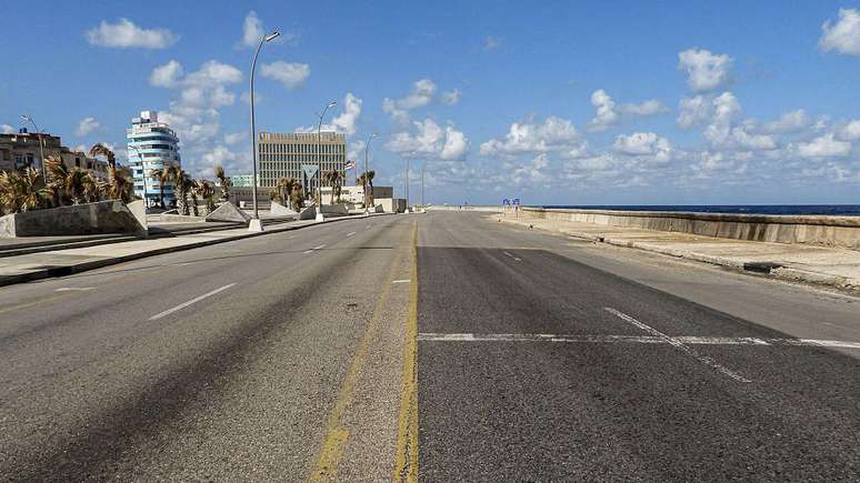 A habitualmente movimentada Avenida del Malec&oacute;n, em Havana, no &uacute;ltimo domingo