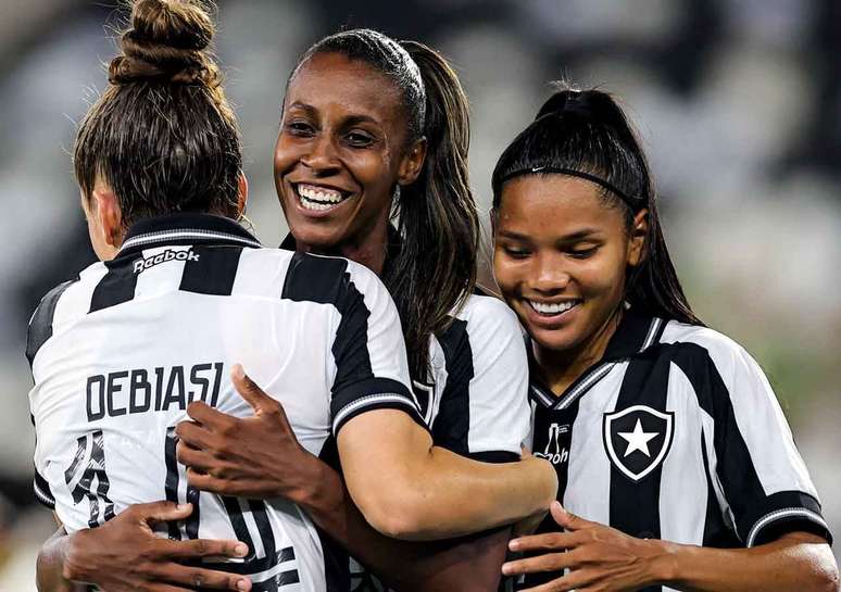 Jogadoras do Botafogo festejam um dos gols no triunfo sobre o Juventude, no Est&aacute;dio Nilton Santos &ndash;