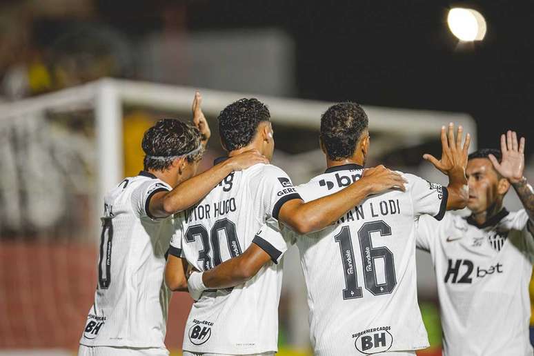 Victor Hugo &eacute; celebrado ao fazer o primeiro goldo Atl&eacute;tico
