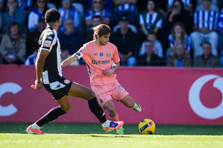Rodrigo Mora prepara o cruzamento para o Porto no jogo diante do Nacional, na Ilha da Madeira.&nbsp;
