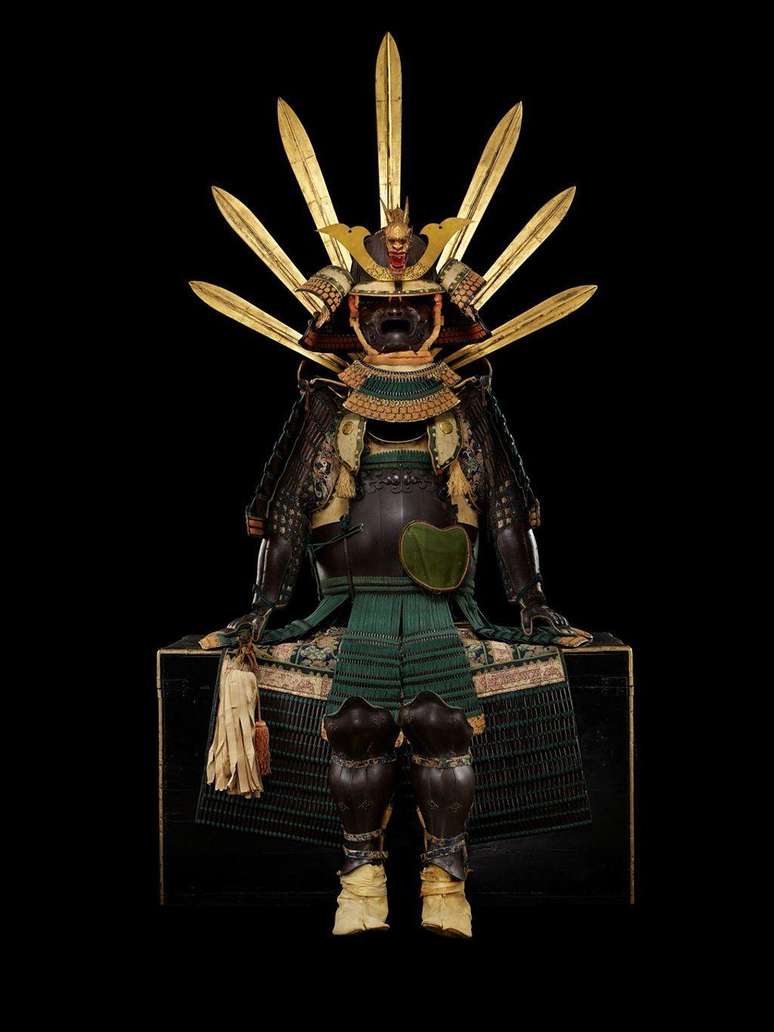 బ్రిటీష్ మ్యూజియంలో ప్రదర్శించబడే కవచం మస్కెట్ బుల్లెట్‌లను తిప్పికొట్టడానికి కోణాల ముందు మరియు కోణాల వైపులా ఉంది