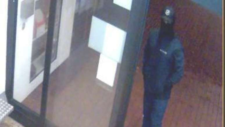 Outro dos criminosos flagrado pelas c&acirc;meras de seguran&ccedil;a no estacionamento