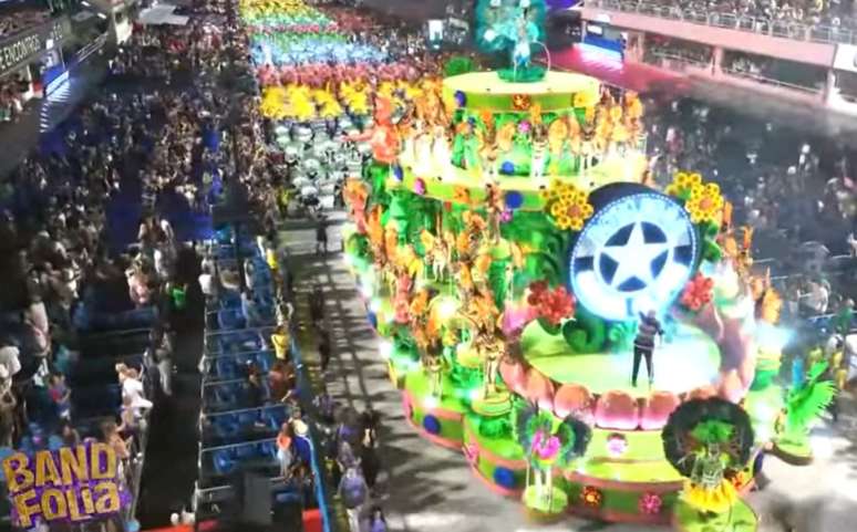 Geral do desfile da Botafogo Samba Clube neste s&aacute;bado. Enfim,levantou a galera.&nbsp;