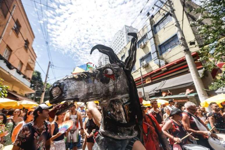 Cortejo do bloco Jegue El&eacute;trico, que desfila em Pinheiros, na zona oeste de S&atilde;o Paulo