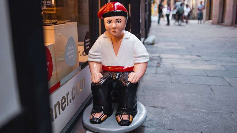De campon&ecirc;s an&ocirc;nimo a celebridade contempor&acirc;nea, o caganer evoluiu ao longo do tempo e se tornou um coment&aacute;rio bem-humorado sobre igualdade e poder &ndash; depositphotos.com / irinashatilova