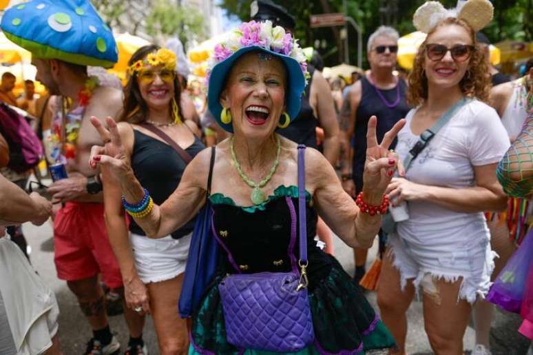 Bloco Explode Cora&ccedil;&atilde;o completa dez anos de homenagem a Maria Beth&acirc;nia no centro de S&atilde;o Paulo