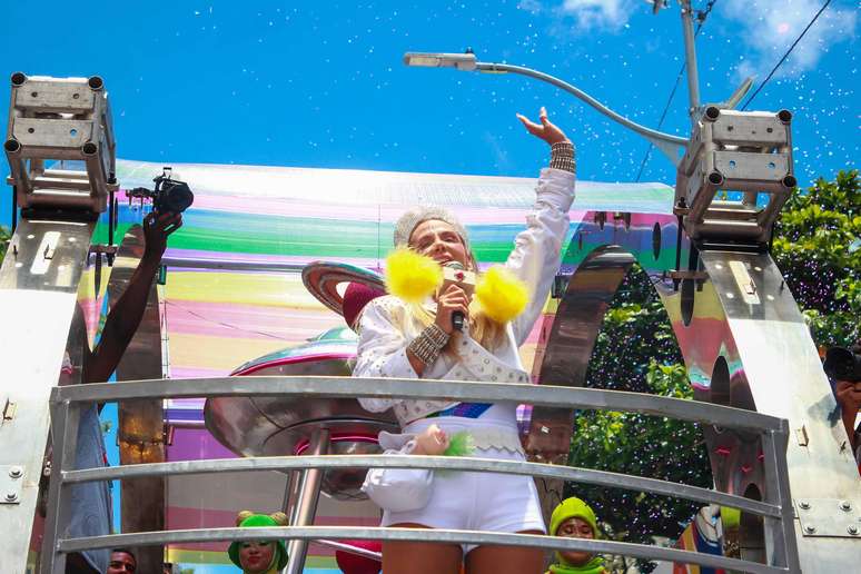 Carla Perez puxa trio Pipoca Doce pela &uacute;ltima vez em Salvador