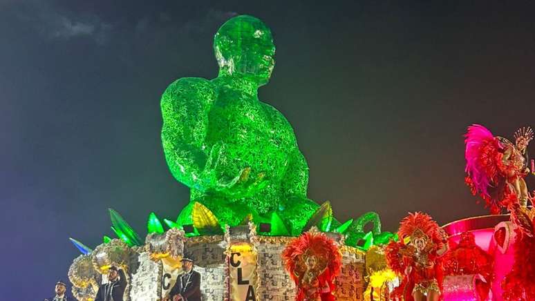 &Aacute;guia de Ouro teve carro aleg&oacute;rico com "bonec&atilde;o de maconha" em alegoria que homenageou Amsterd&atilde;