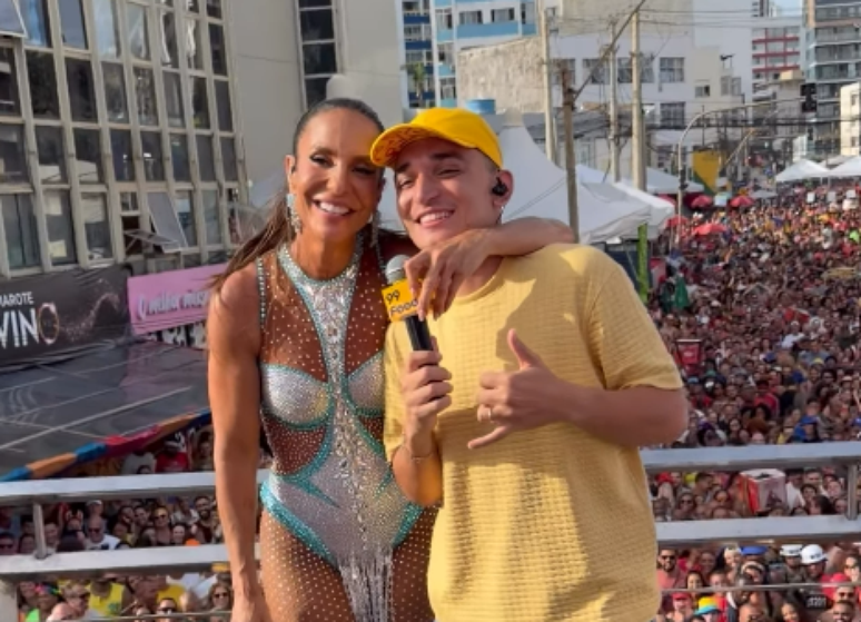 Jo&atilde;o Gomes fez uma participa&ccedil;&atilde;o especial no bloco Coruja, comandado por Ivete Sangalo na Bahia