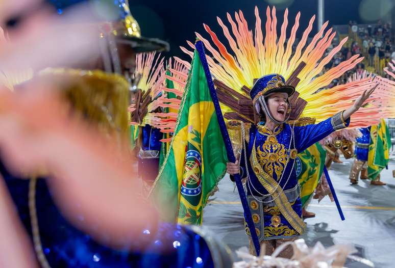 Tom Maior &eacute; a pen&uacute;ltima escola a desfilar no Anhembi na madrugada deste domingo, 15, com o enredo &ldquo;Chico Xavier. Nas entrelinhas da alma, as ra&iacute;zes do c&eacute;u em Uberaba&rdquo; 