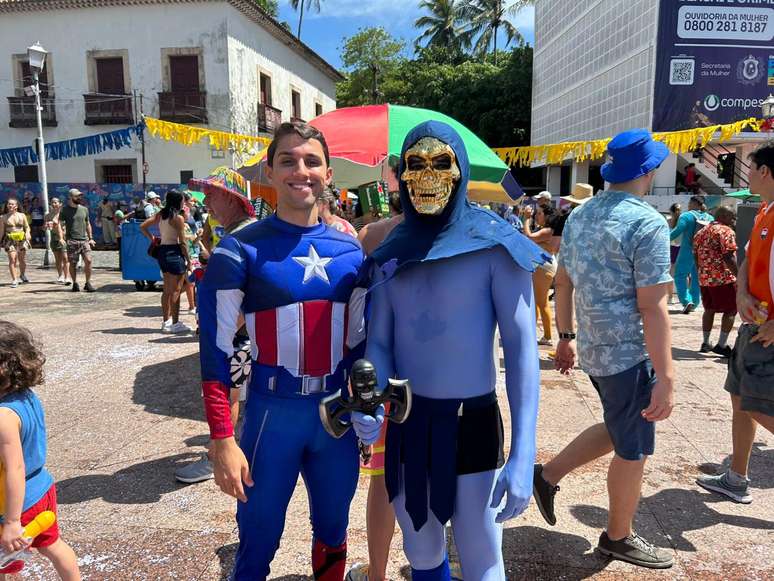 Alexandre Siqueir, de Capit&atilde;o Am&eacute;rica, e Ayrmer Oliveira, de Esqueleto do He-man, enfrentam o calor no bloco