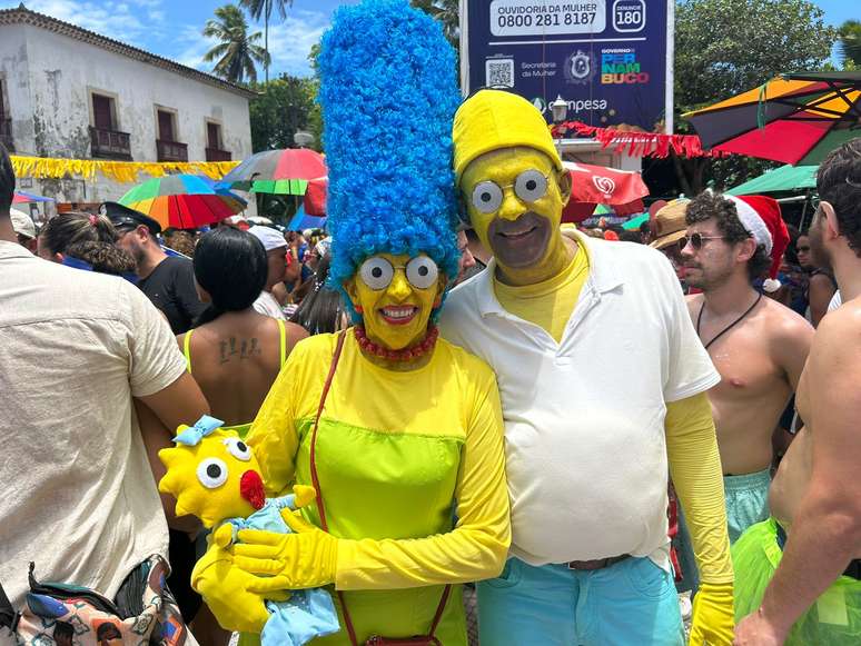 Casal se fantasia de personagens de 'Os Simpsons' em bloco em Olinda (PE)